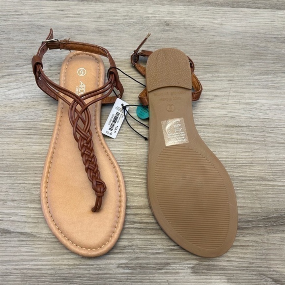 🛍️ 2/$12
New with tags women’s size 6 summer sandals